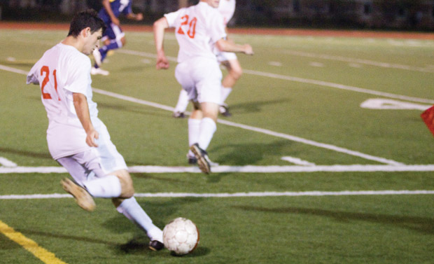 Sophomore David Kanoff passes the ball in a game on Sept. 16. Kanoff scored a goal in a 3-2 loss to Principia College on Sept. 22. (Jared Bullock | Student Life)