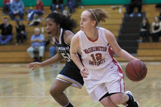 Women’s basketball split close pair of home matchups