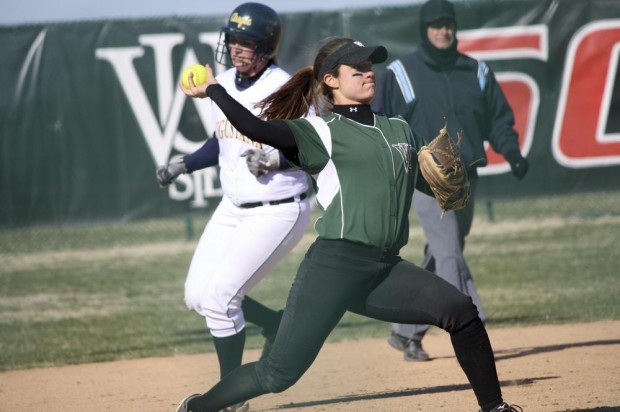 Softball struggles on offense, goes 1-2 against ranked teams in Mizuno Invite
