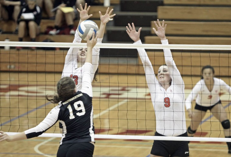 Volleyball outplays and upsets No. 1 Calvin, finishes 3-1 over weekend