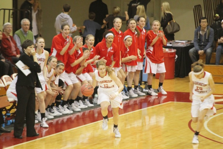 Senior Katybeth Biewen dribbles down the court as her teammates cheer during the Bears’ Jan. 31 game against Emory, which they won 75-68. This weekend, the women’s basketball team lost to Rochester and defeated Emory while on the road.