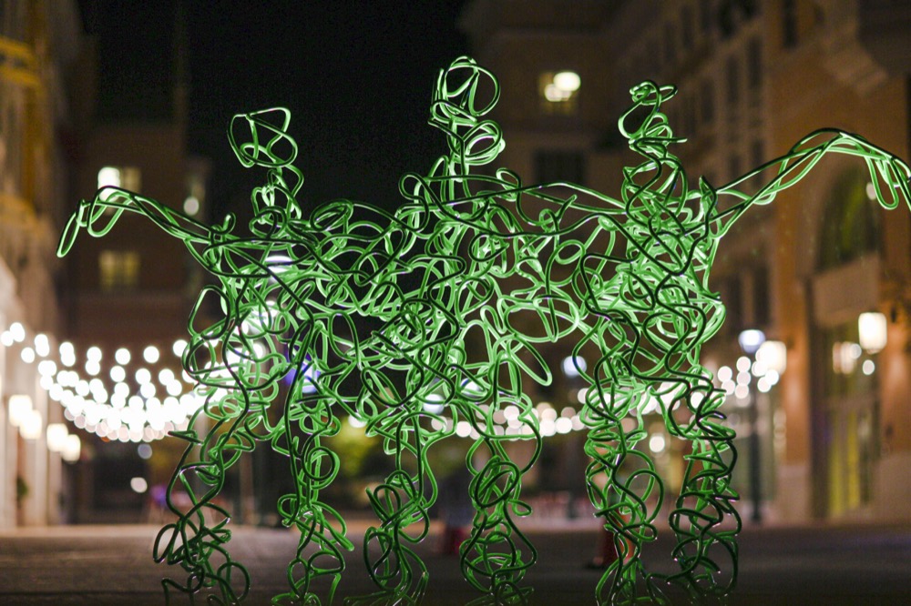 New sculpture elicits mixed reactions from returning students