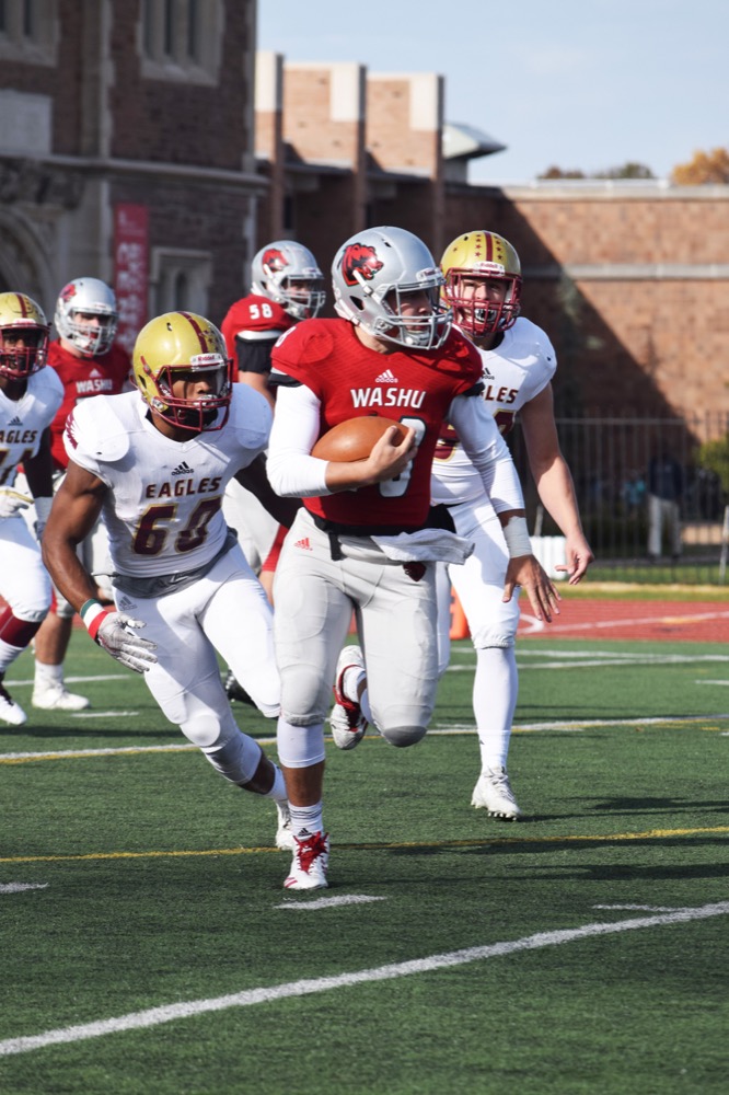 Football finishes season in style, routs Bridgewater 417 Student Life