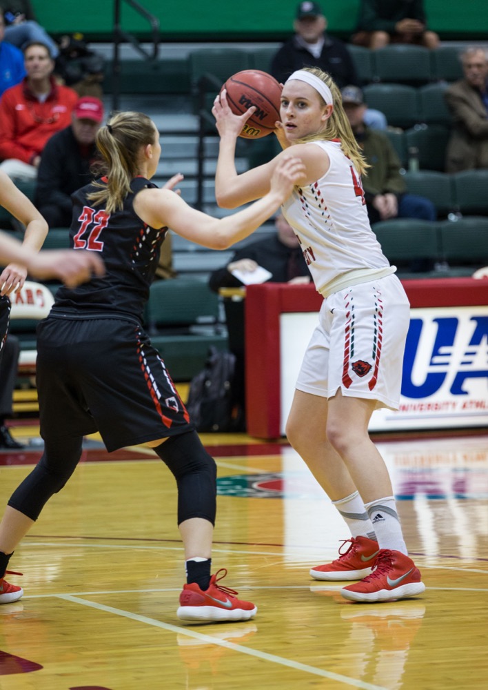 Junior Madeline Homoly looks to pass the ball in the Bears’ 86-66 victory aganist Carnegie Mellon Sunday. The Bears improved to 18-6, and look to end their season on a high note. 
