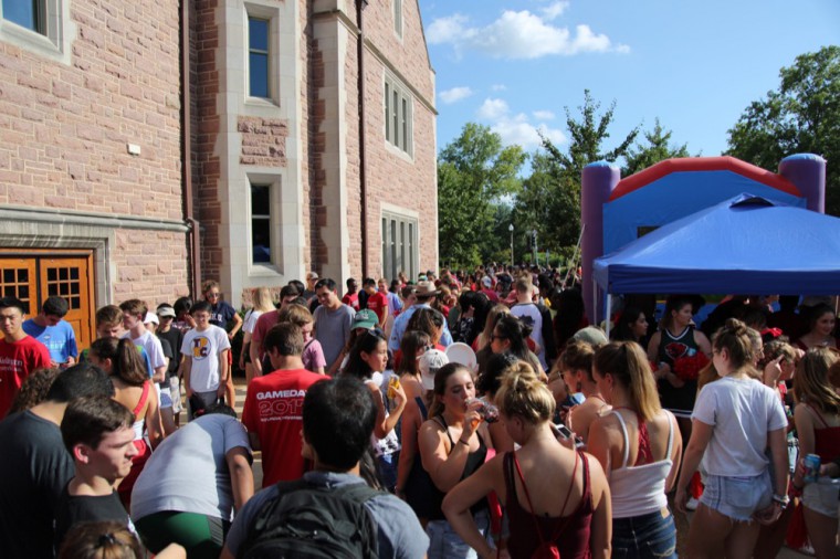 Students wait in line for Salt & Smoke provided by the Student Programming Board during Student Union’s first Game Day Tailgate of the year. Student Union will be hosting another game day on Oct. 20.