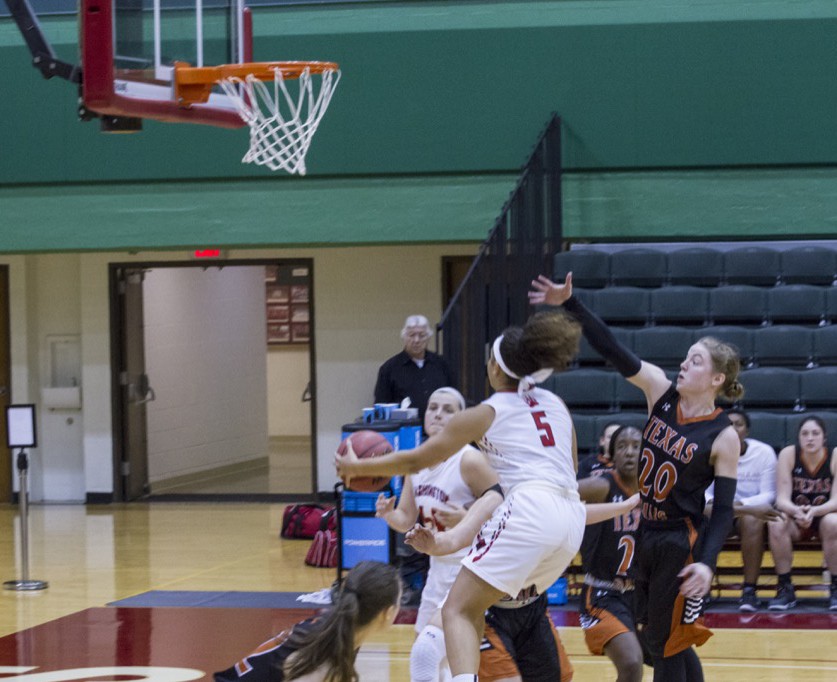 Women’s basketball eases past Greenville on the road, moves to 4-2
