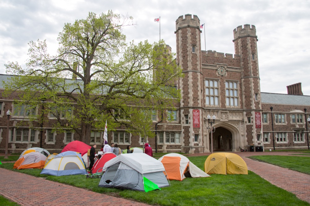 The Washington University Graduate Workers Union (WUGWU), Asian and Pacific Islanders De- manding Justice (APIDJ) and community members occupy Brookings Quadrangle in the Fight for $15.