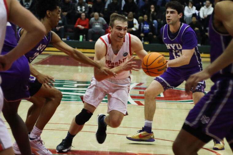 Men’s basketball sweeps key home weekend