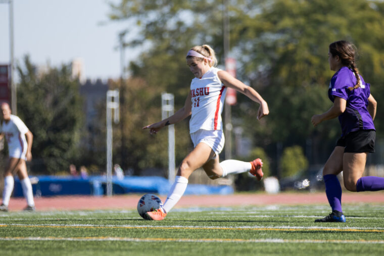 No. 1 women’s soccer defeats No. 17 NYU 3-0, moves to 3-0 in conference play