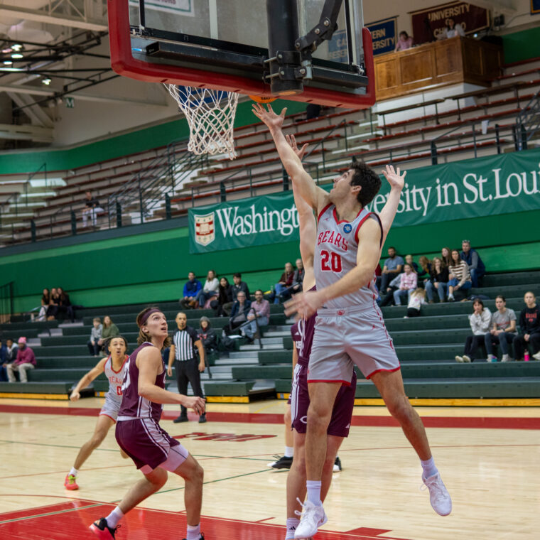 No. 13 men’s basketball falls to UChicago in final UAA matchup