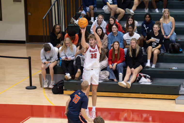 No. 18 men’s basketball splits weekend, defeats Case Western, and falls to Carnegie Mellon