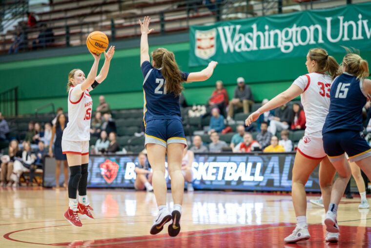 No. 15 women’s basketball defeats No. 23 Emory, Rochester for weekend sweep