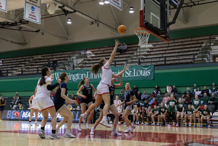 Women’s basketball falls to No. 5 UW-Oshkosh in Sweet 16