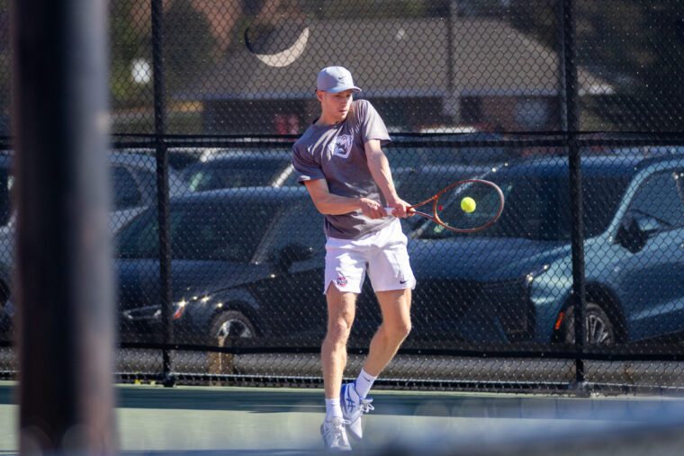 No. 8 men’s tennis splits the weekend with a loss against No. 3 UChicago and sweep of Greenville