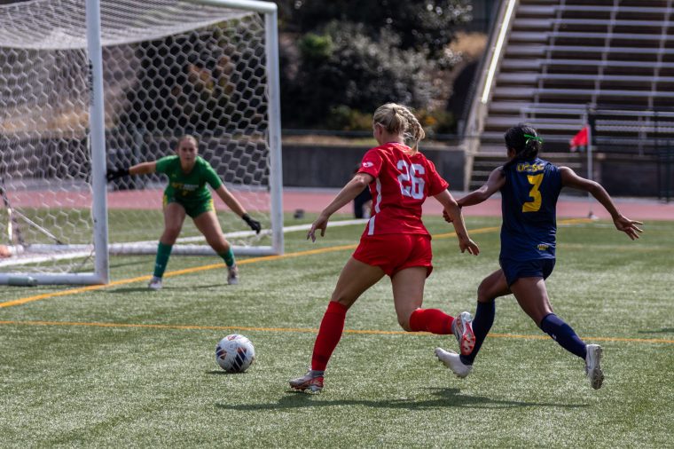 Weekend recap: Women’s tennis dominates at ITA Regionals, golf competes in Tartan Invitational, No. 1 women’s and men’s soccer prepare for UAA competition