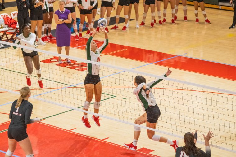 No. 4 volleyball dominates in third UAA Round Robin